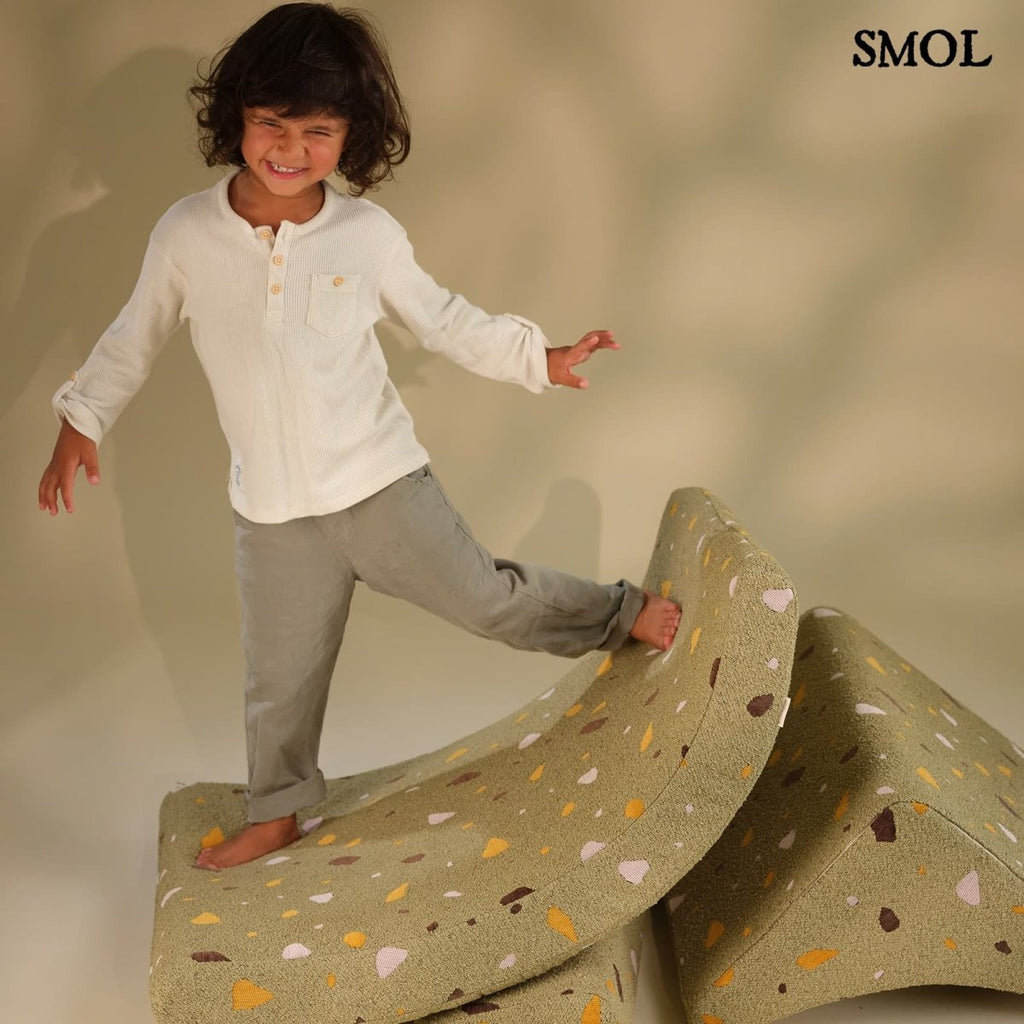 Gyerek holdfotel, 3 részes | TERRAZZO MOSS, hold alakú, moduláris gyerekfotel - SMOL - elemekre szedve, játszó gyerekkel