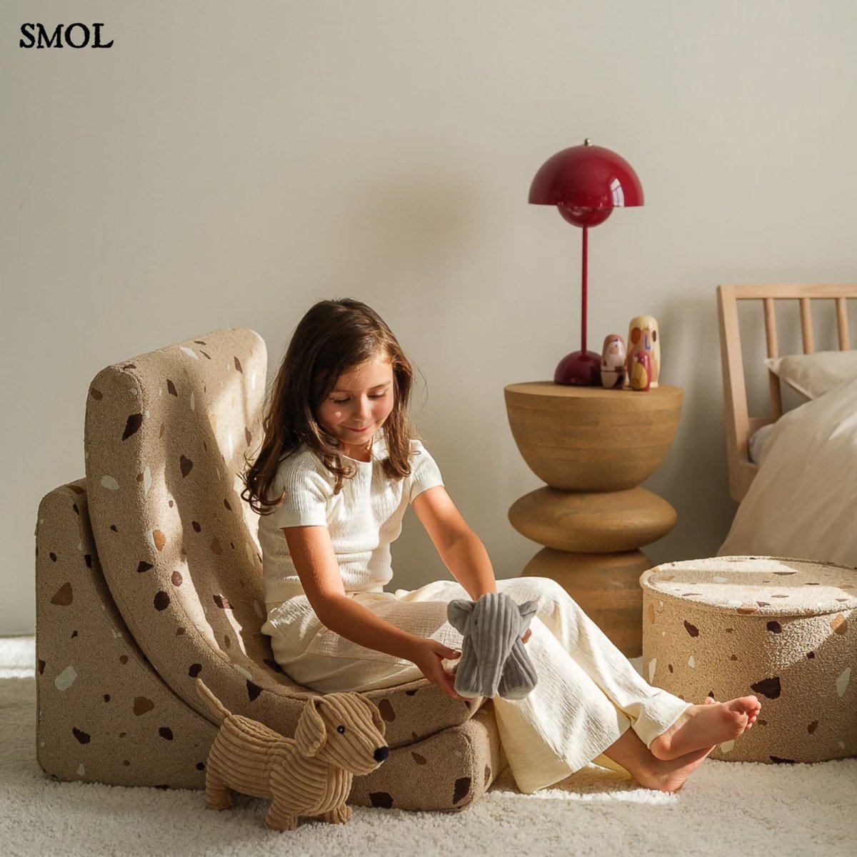 Gyerek holdfotel - 3 részes | TERRAZZO SAND, hold alakú, moduláris gyerekfotel - SMOL - játszó gyerekkel