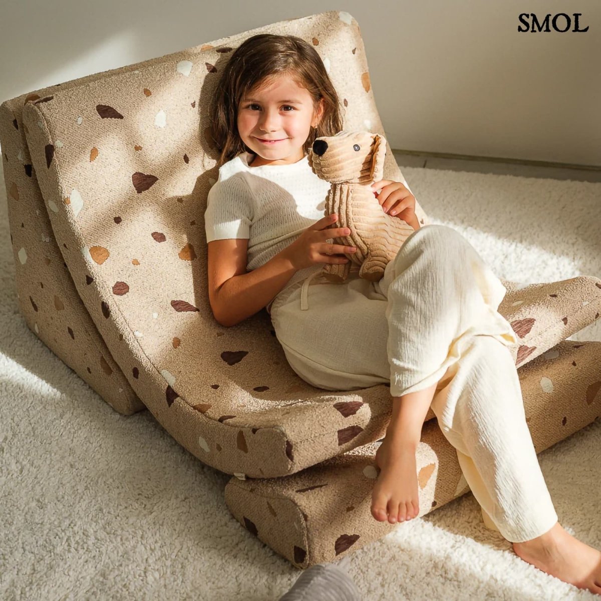 Gyerek holdfotel - 3 részes | TERRAZZO SAND, hold alakú, moduláris gyerekfotel - SMOL - kutyázó gyerekkel