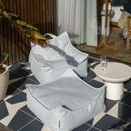 Kültéri puff gyerekeknek kék színben - teraszon