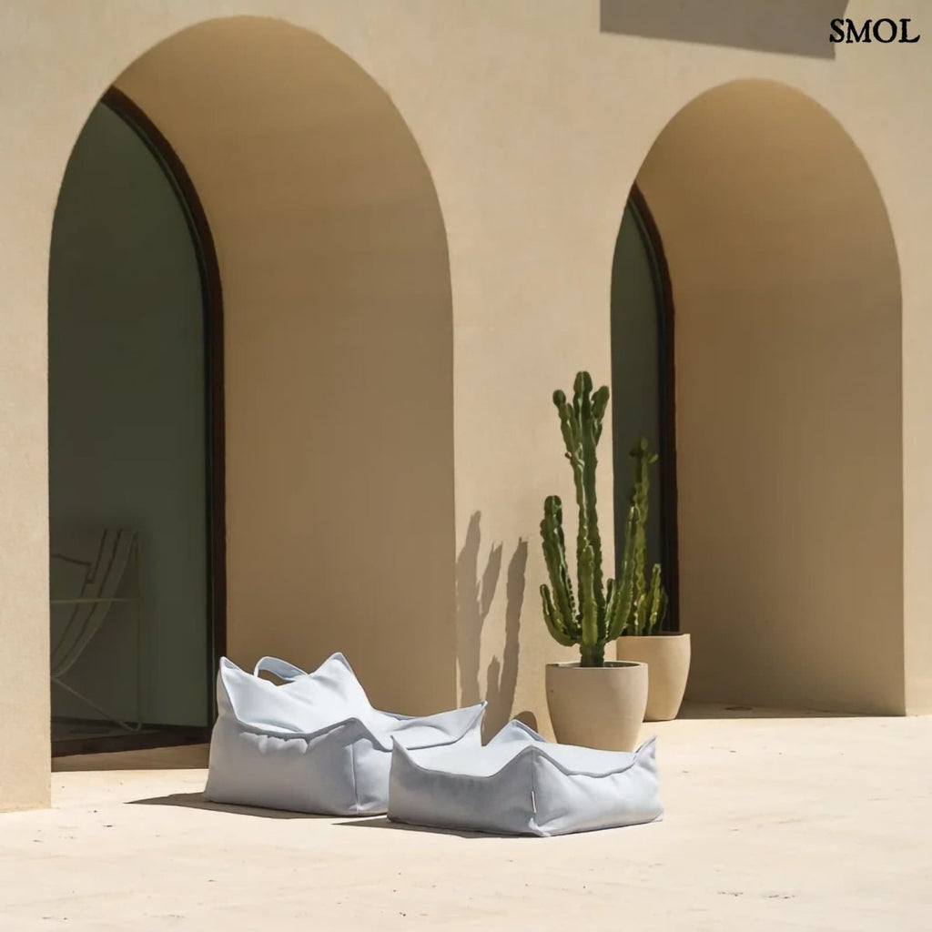 Kültéri puff gyerekeknek kék színben - épület előtt, szettben