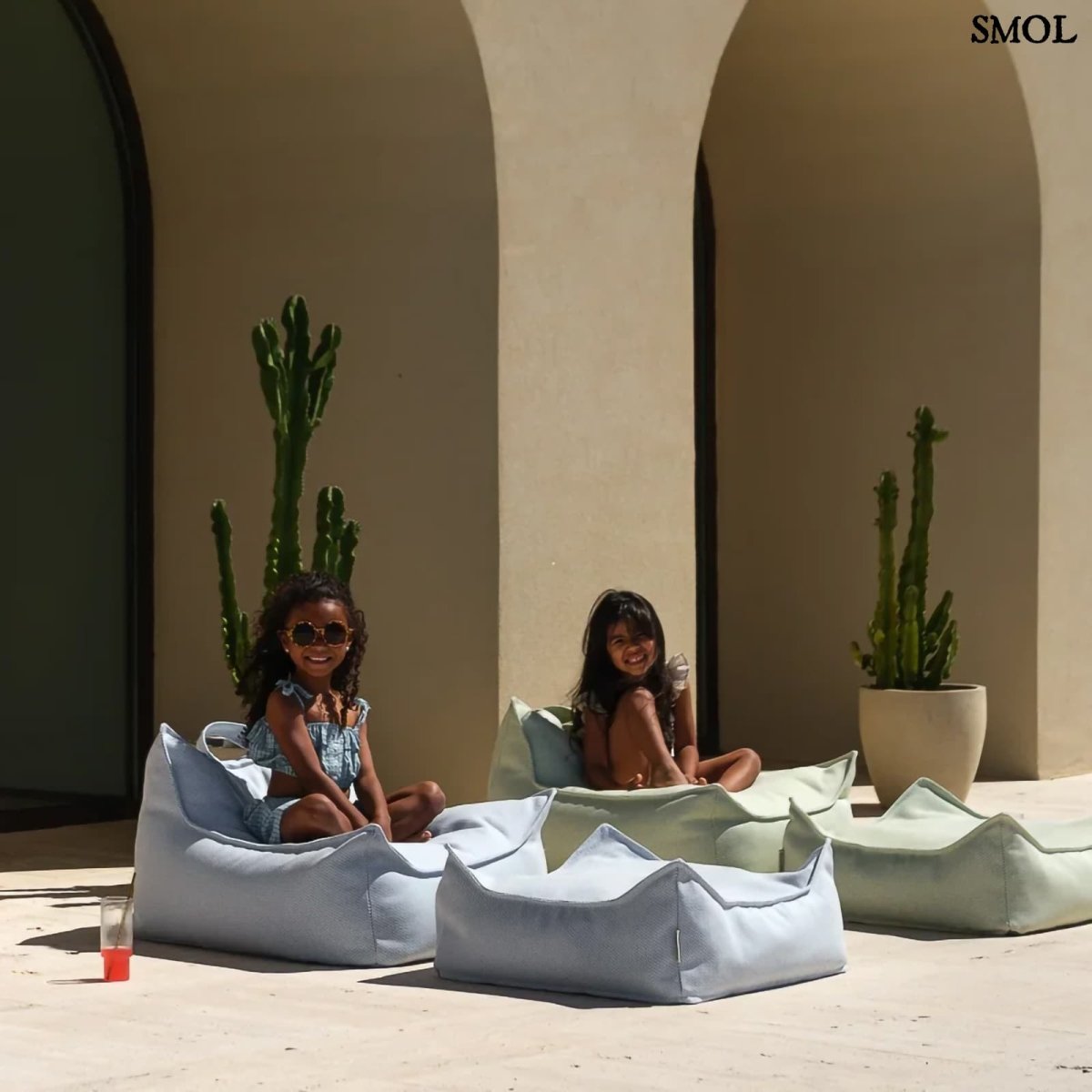 Kültéri puff gyerekeknek kék színben - lányokkal