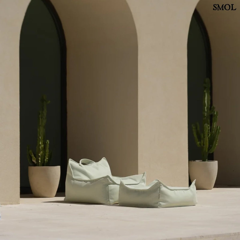 Puff gyerekeknek kültéri használatra, zöld színben- épület előtt