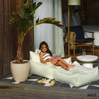 Puff gyerekeknek kültéri használatra, zöld színben- fekvő gyerekkel