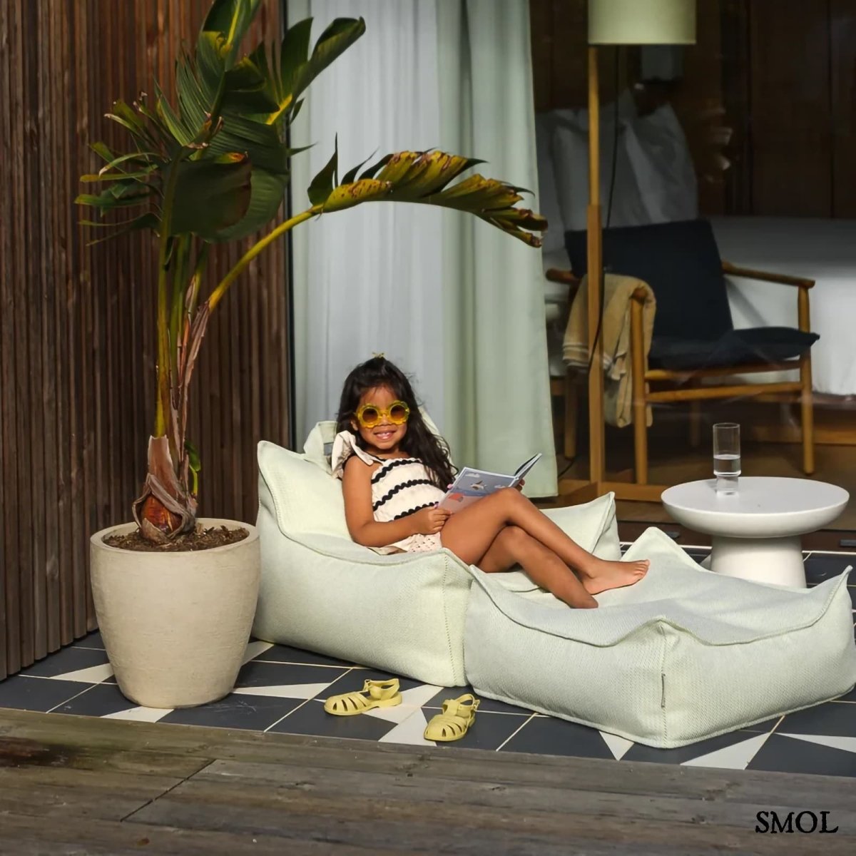 Puff gyerekeknek kültéri használatra, zöld színben- fekvő gyerekkel