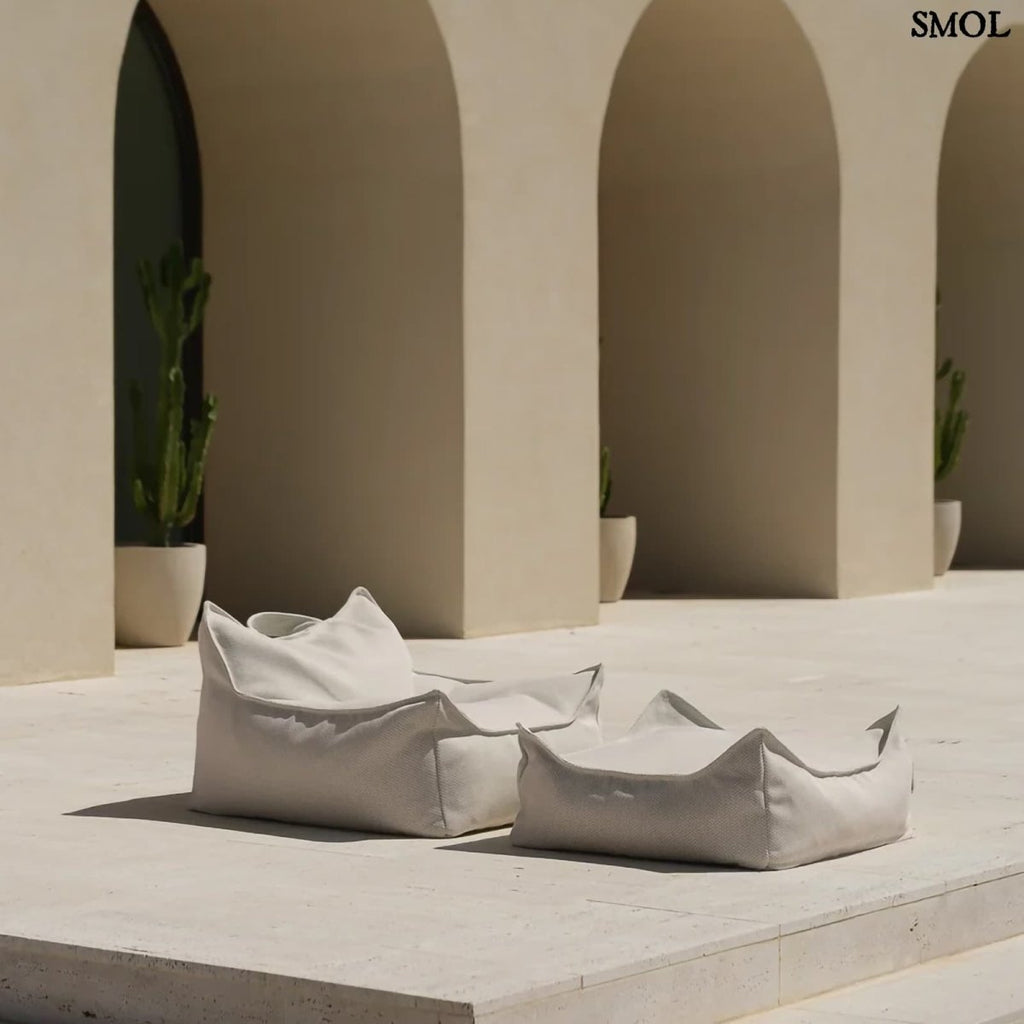 Puff gyerekeknek kültéri használatra - épület előtt