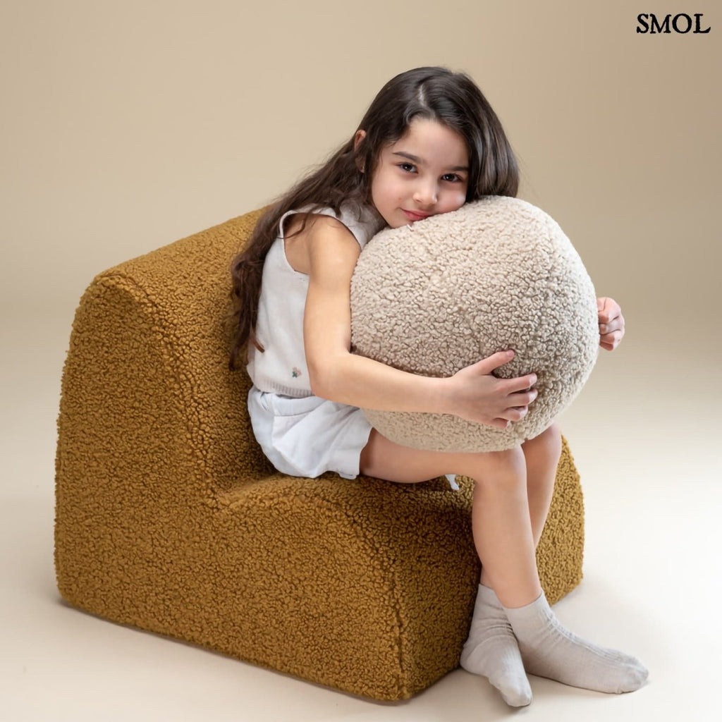 Gyerek labdapárna | BISCUIT, teddy anyagú, gyerekpárna,⌀ 35 cm -SMOL - gyerek rajta fekszik