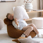 Gyerek mackós párna | CREAM WHITE, mackó alakú gyerekpárna, 40 cm - SMOL - játszó gyerekkel