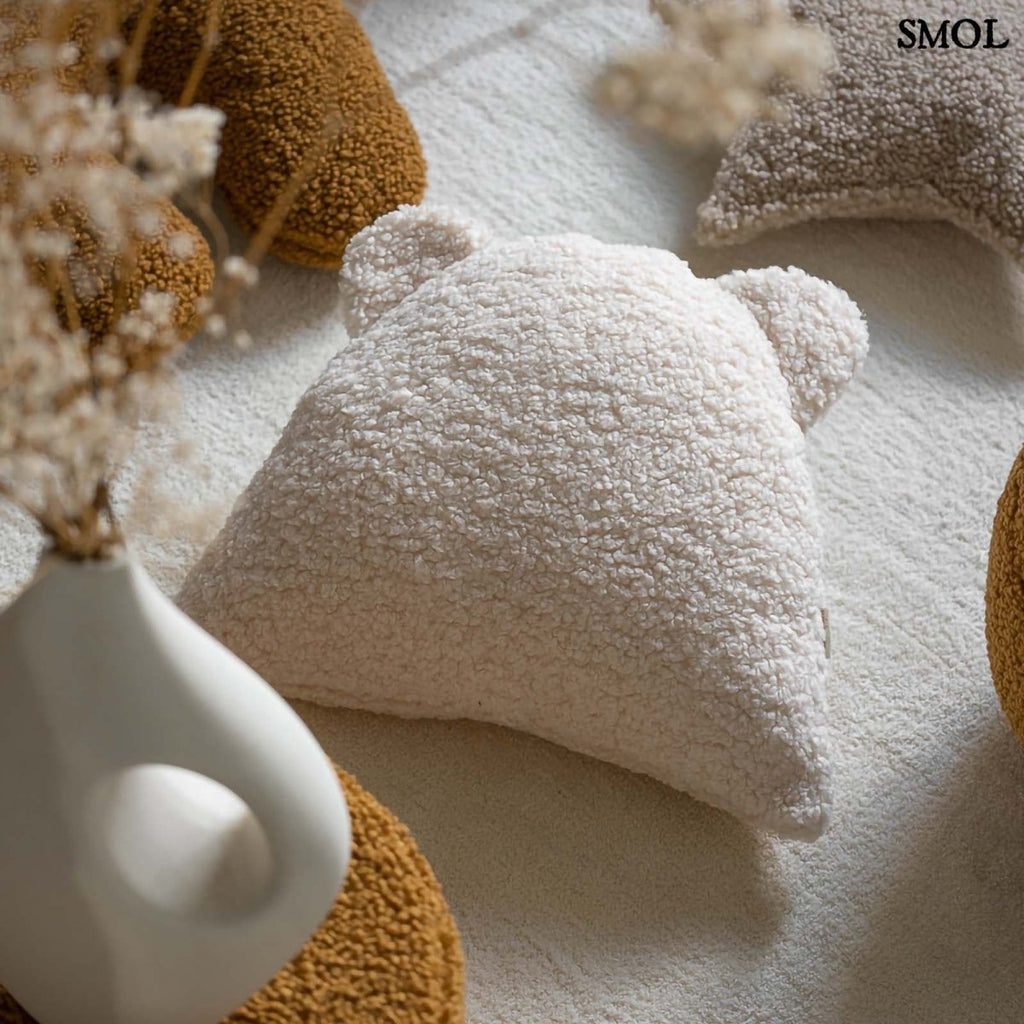 Gyerek mackós párna | CREAM WHITE, mackó alakú gyerekpárna, 40 cm - SMOL - szőnyegen