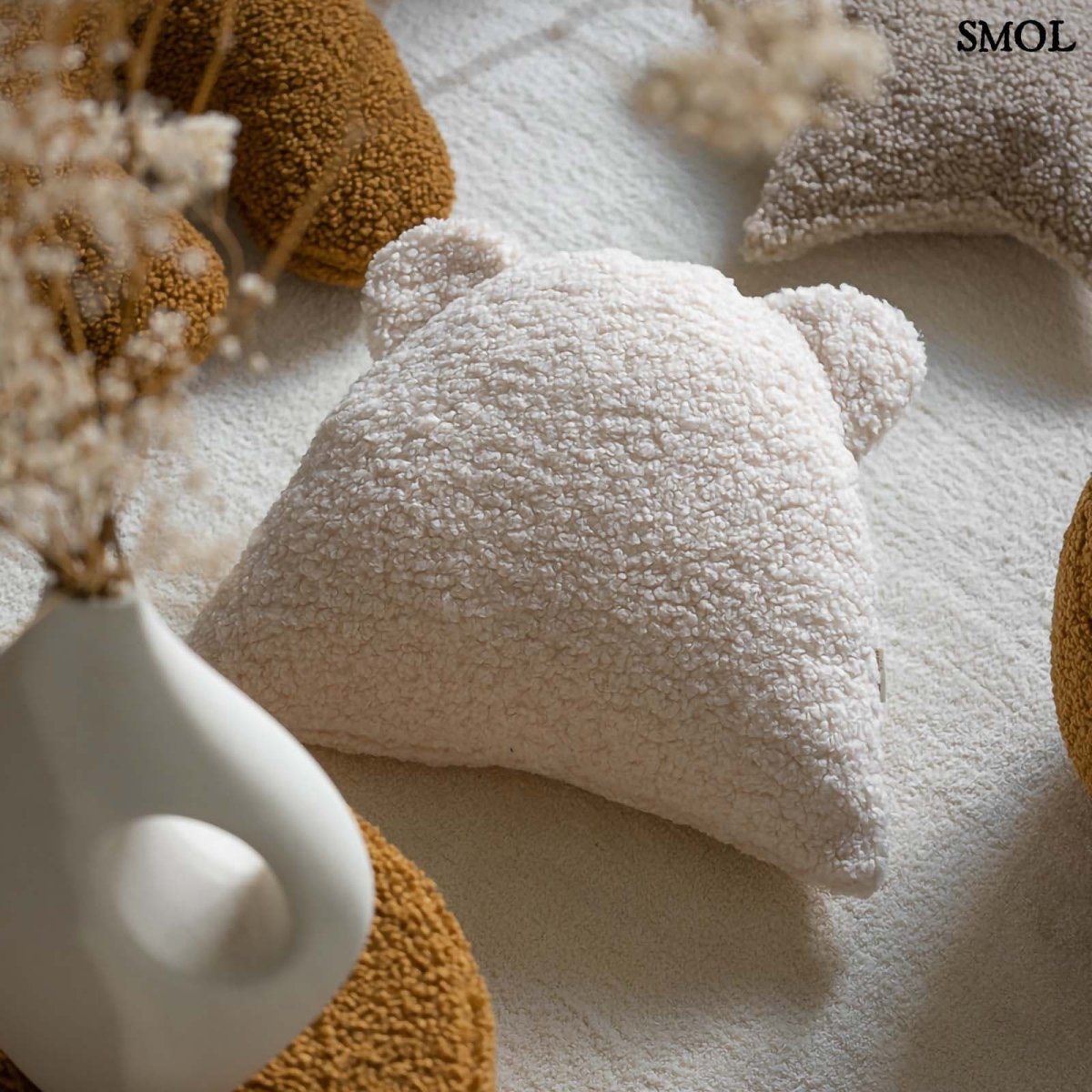 Gyerek mackós párna | CREAM WHITE, mackó alakú gyerekpárna, 40 cm - SMOL - szőnyegen