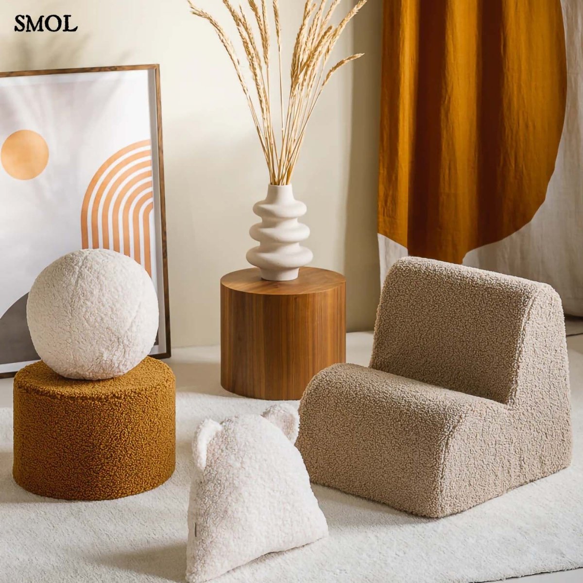 Gyerek mackós párna | CREAM WHITE, mackó alakú gyerekpárna, 40 cm - SMOL gyerekszobában, felállítva