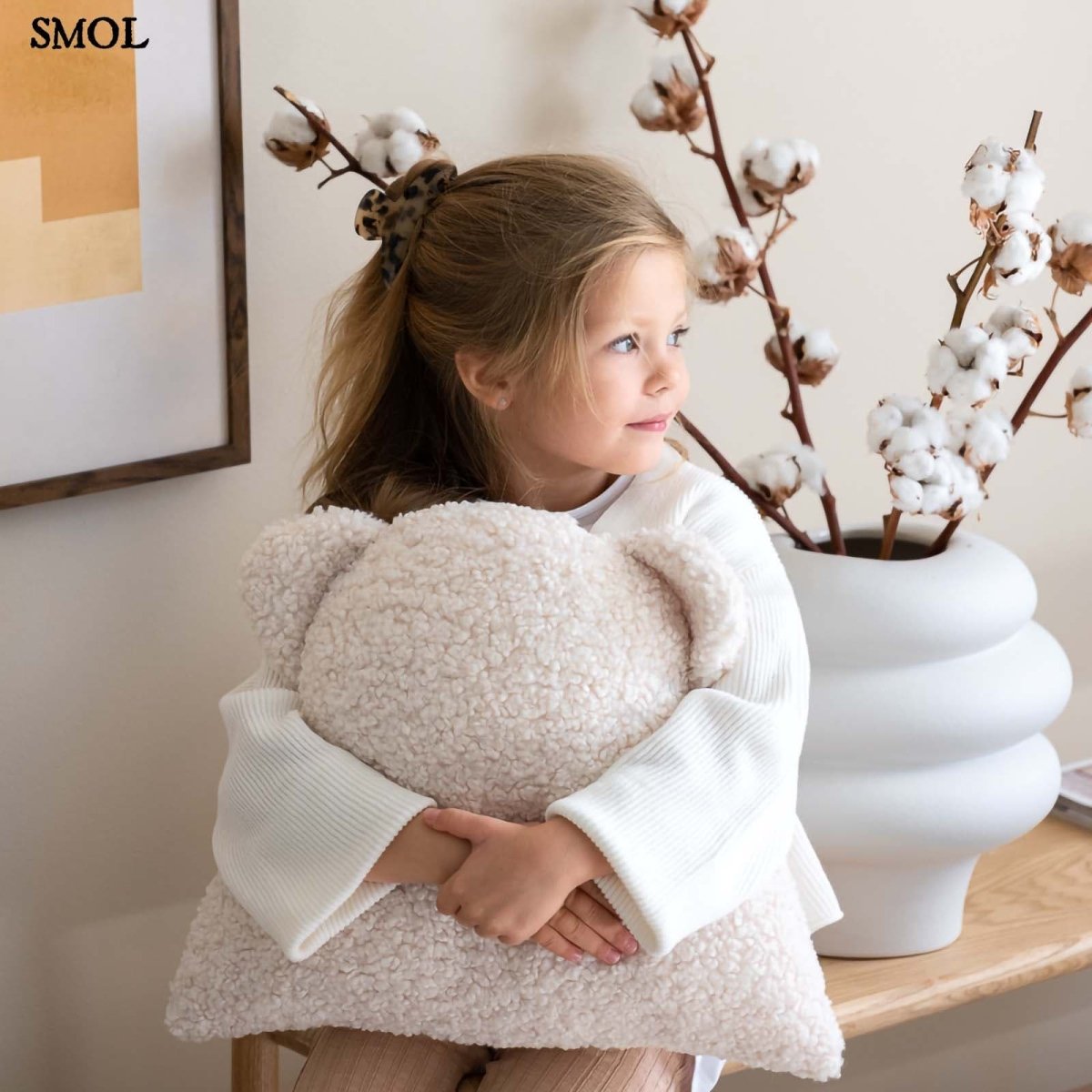 Gyerek mackós párna | CREAM WHITE, mackó alakú gyerekpárna, 40 cm - SMOL - ölelő gyerekkel