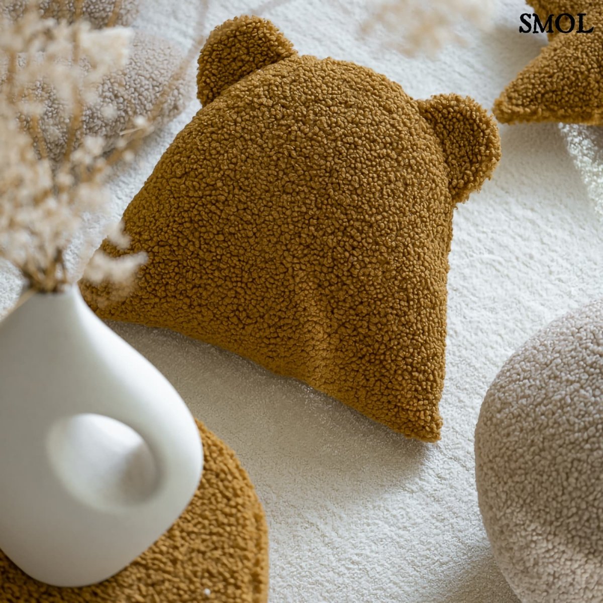 Gyerek mackós párna | MAPLE - SMOL - szőnyegen