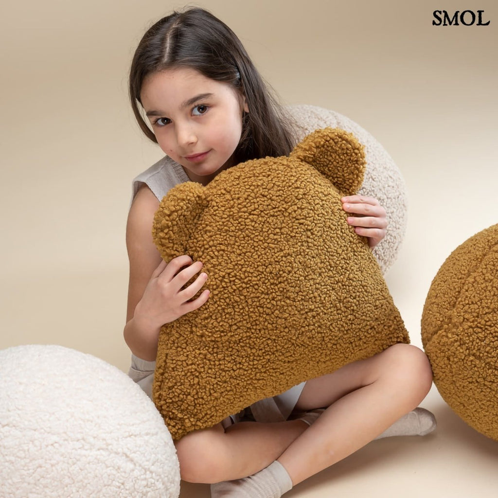 Gyerek mackós párna | MAPLE - SMOL - ölelő gyerek