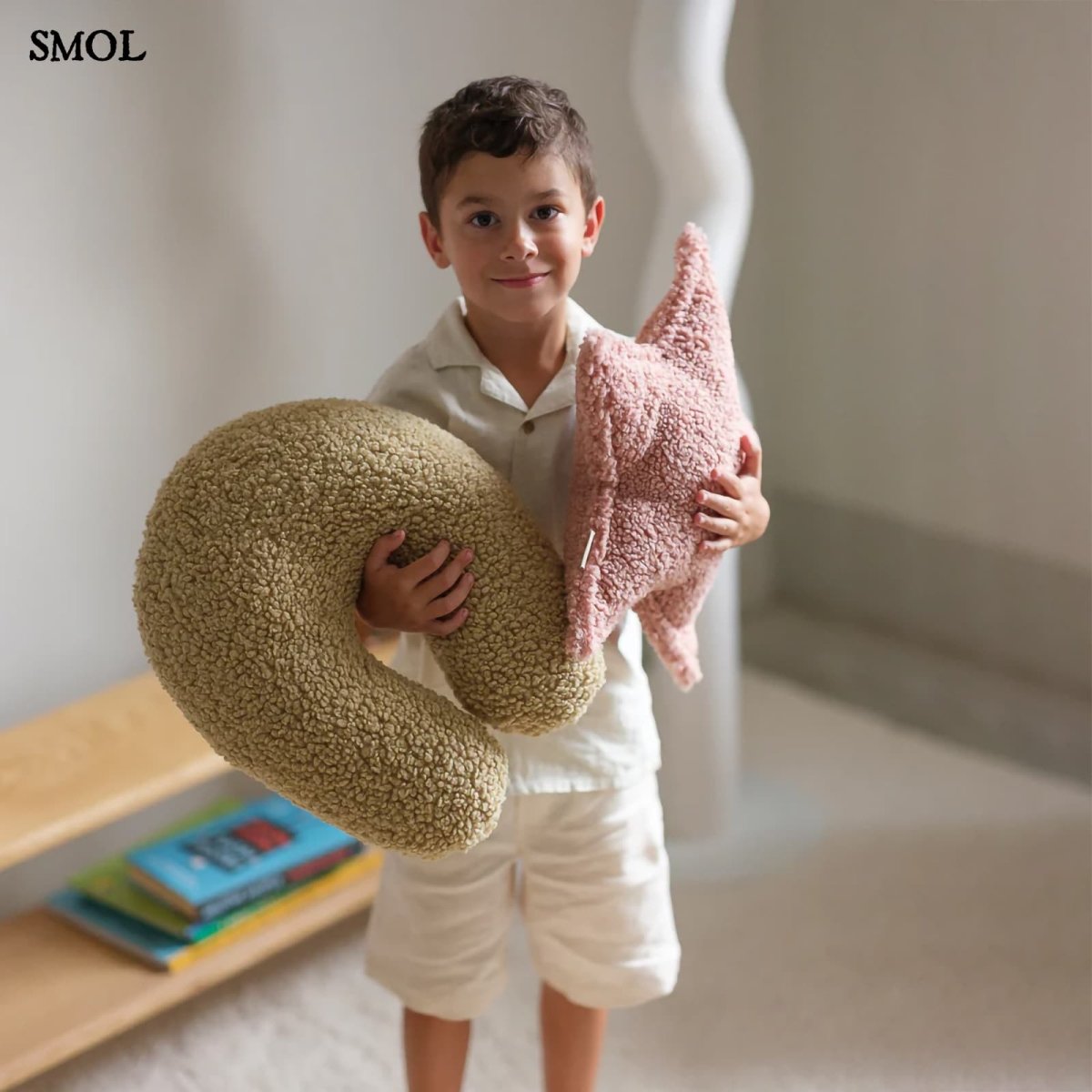 Gyerek U-párna | MATCHA, U-alakú gyerekpárna - SMOL - gyerekpárnát ölelő gyerekkel