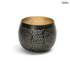 Fekete és arany színű, lyukacsos mintájú fém gömb gyertyatartó, fehér háttérrel