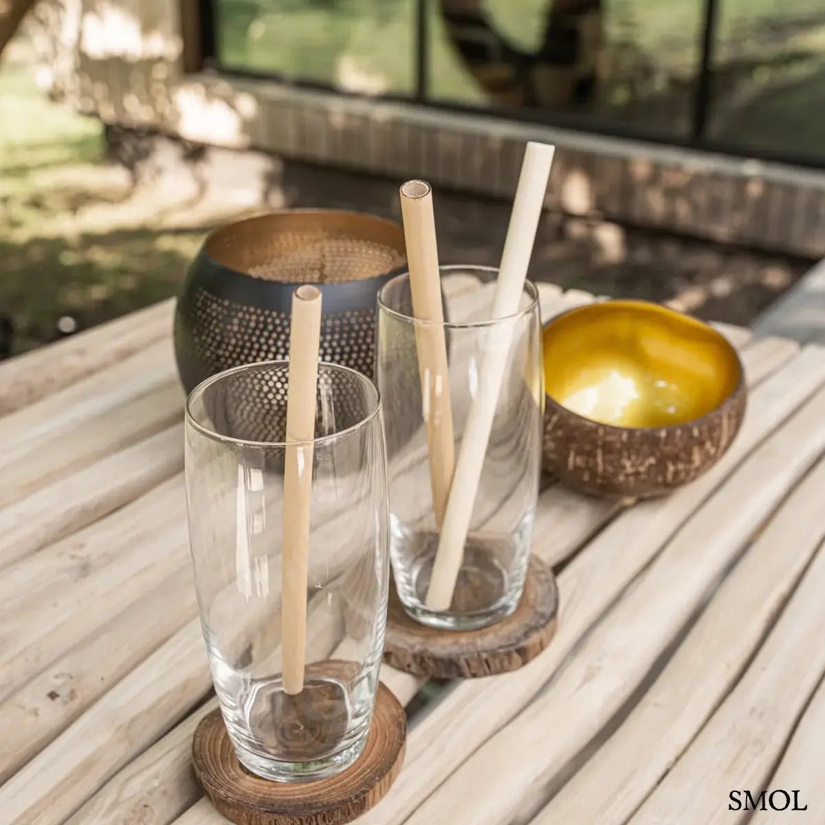 Fekete és arany színű, lyukacsos mintájú fém gömb gyertyatartó, poharakkal