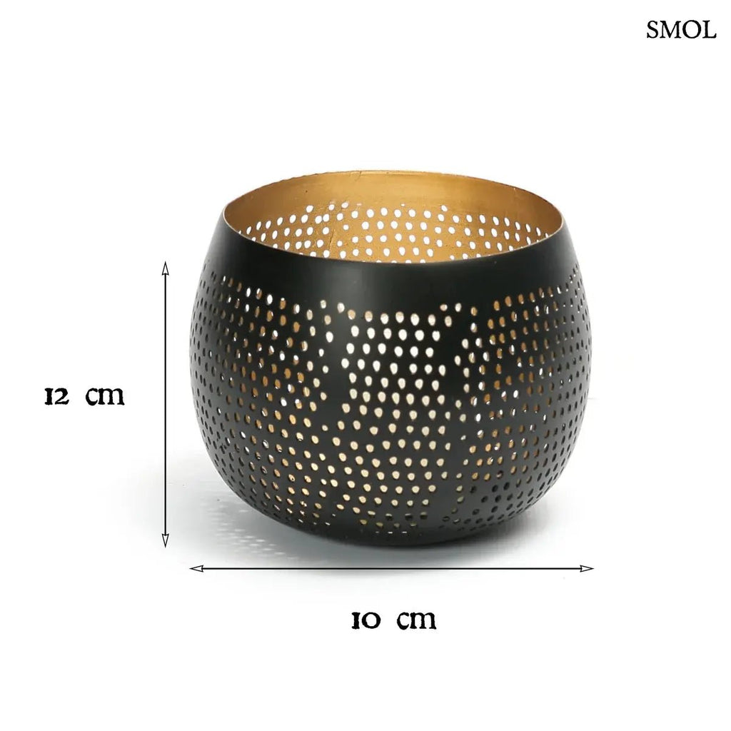 Fekete és arany színű, lyukacsos mintájú fém gömb gyertyatartó, méretekkel