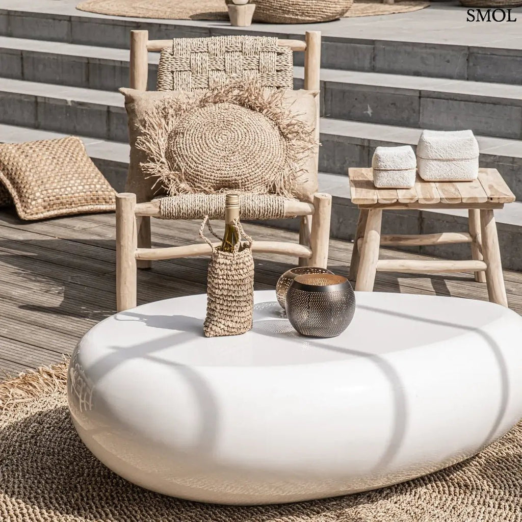 Fekete és arany színű, lyukacsos mintájú fém gömb gyertyatartó, teraszon