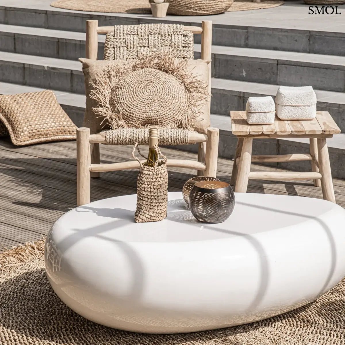 Fekete és arany színű, lyukacsos mintájú fém gömb gyertyatartó, teraszon