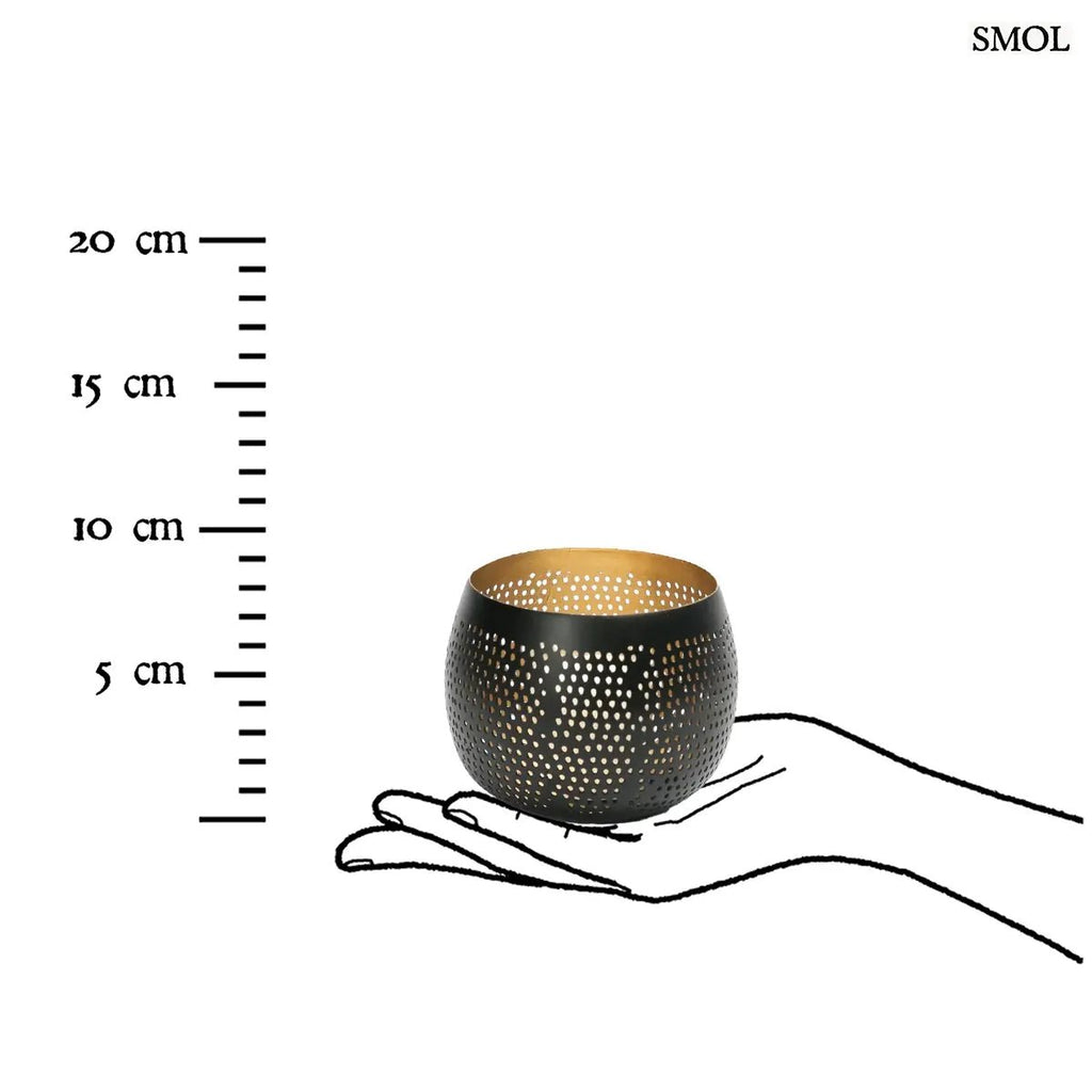 Fekete és arany színű, lyukacsos mintájú fém gömb gyertyatartó, méretarányosan