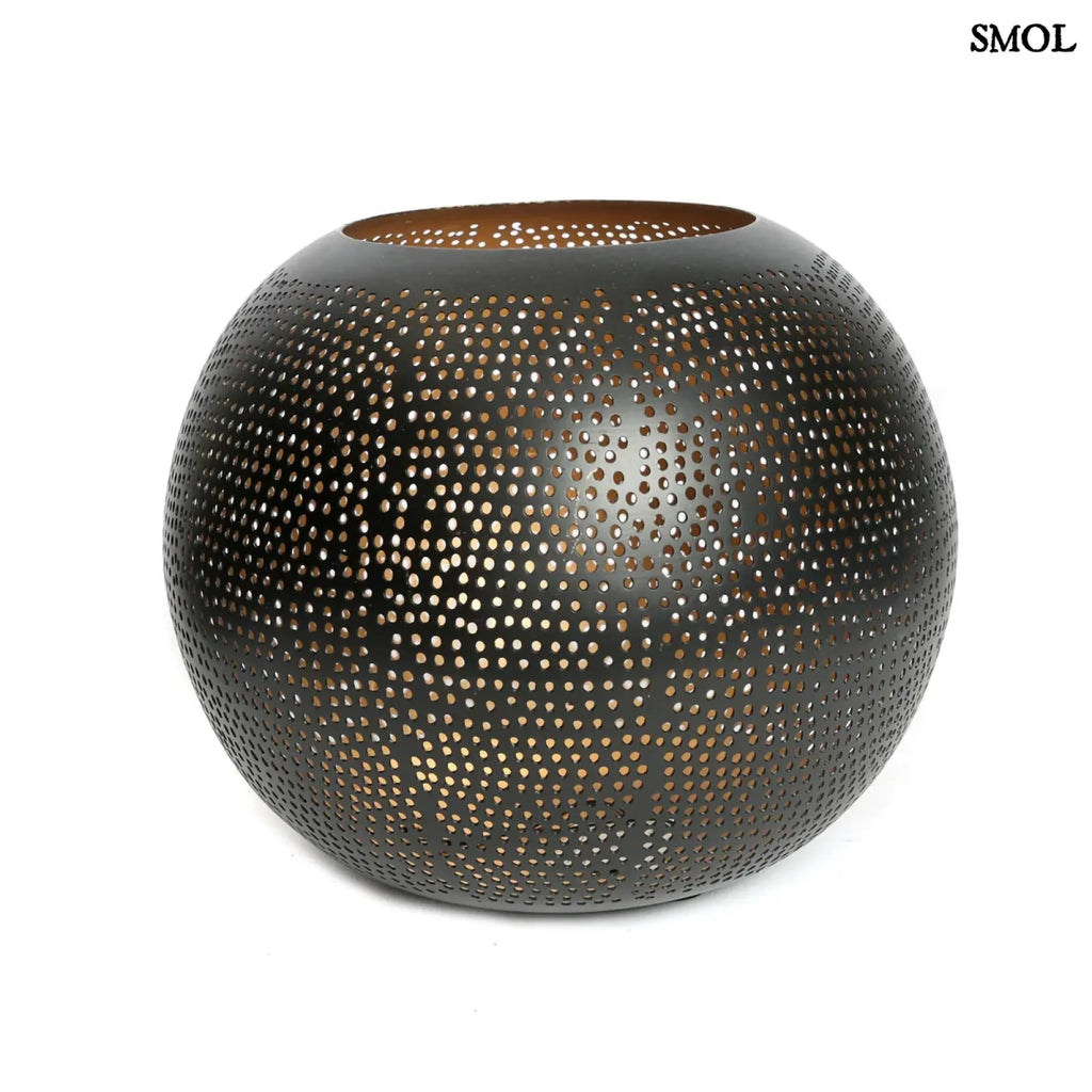 Fekete-arany színű, XL méretű fém gömb gyertyatartó, fehér háttérrel