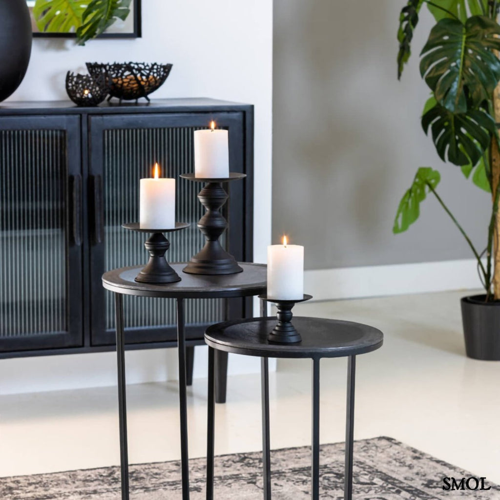 Gyertyatartó - fekete, fém, 12,5cm | RIA - smol.hu - három méretben, égő gyertyával, fekete kisasztalon