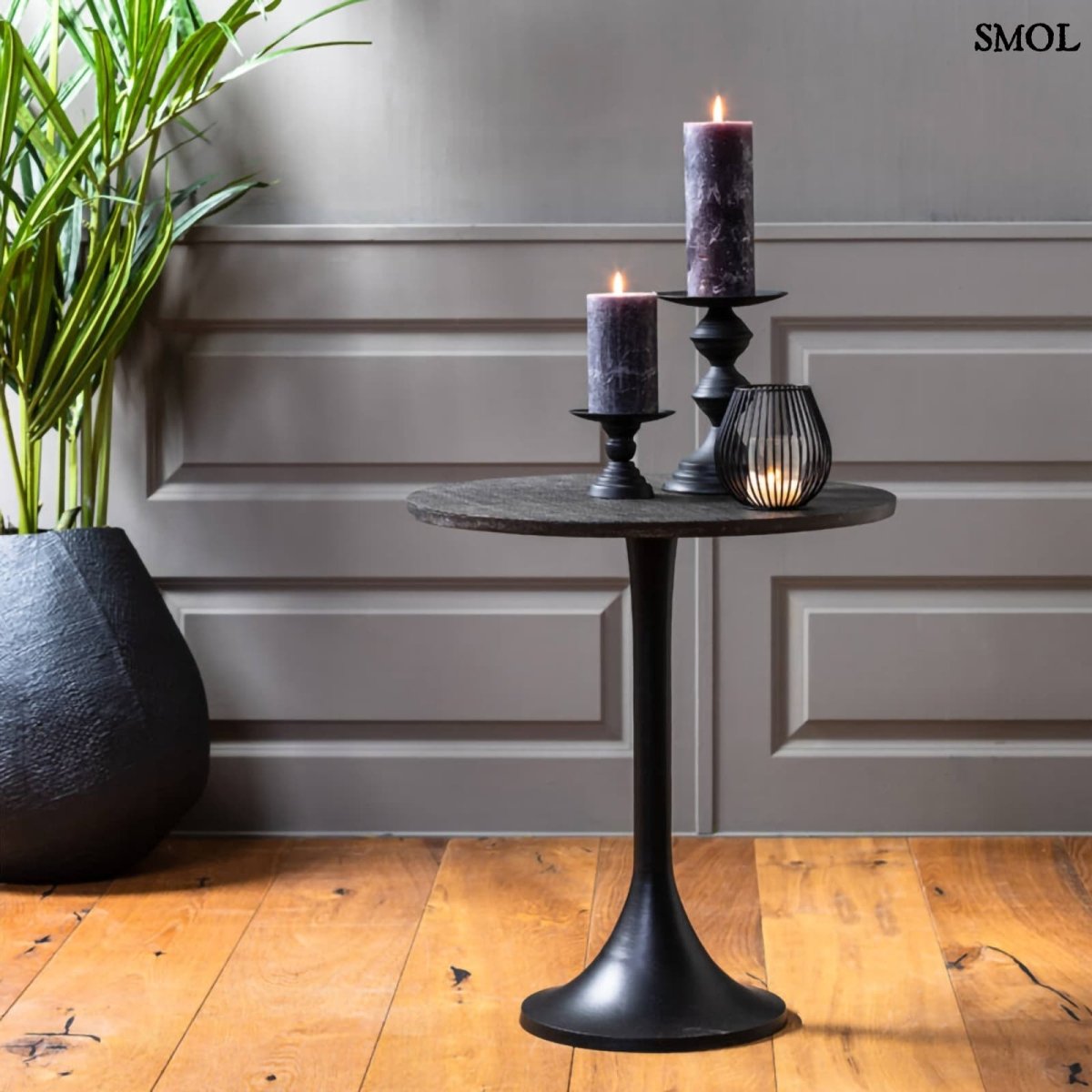 Gyertyatartó - fekete, fém, 12,5cm | RIA - smol.hu - fekete kisasztalon, égő gyertyával, két méretben