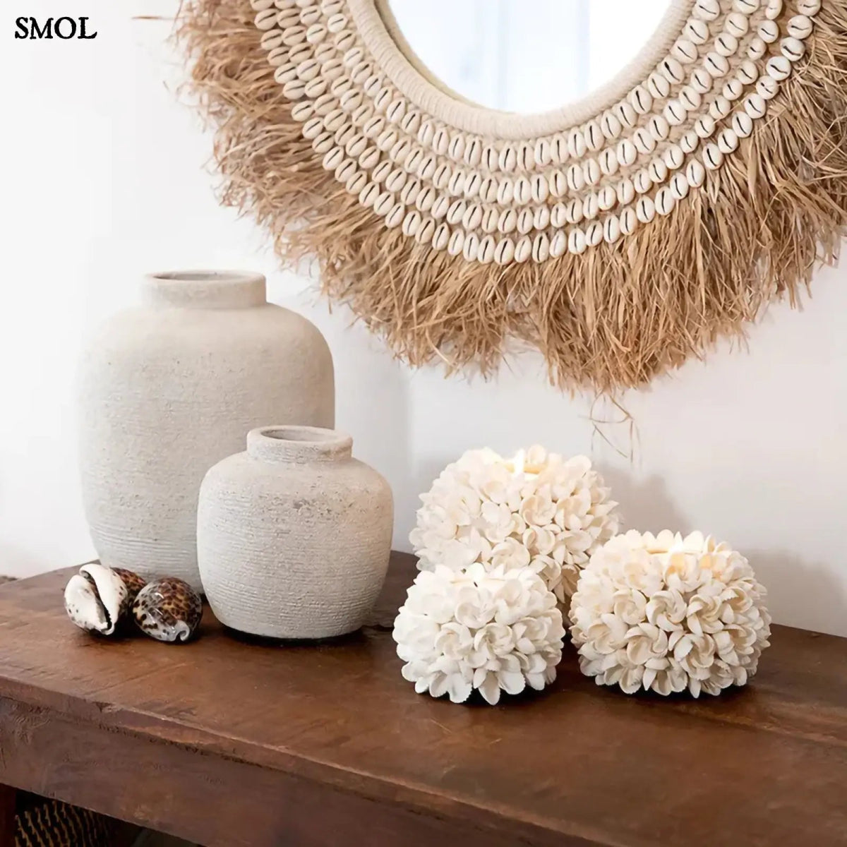 FLOWER POWER kagyló gyertyatartó, L méret, kézzel készült, gömb alakú, natúr fehér színű boho dekoráció kagylóvirág mintával konzolasztalon