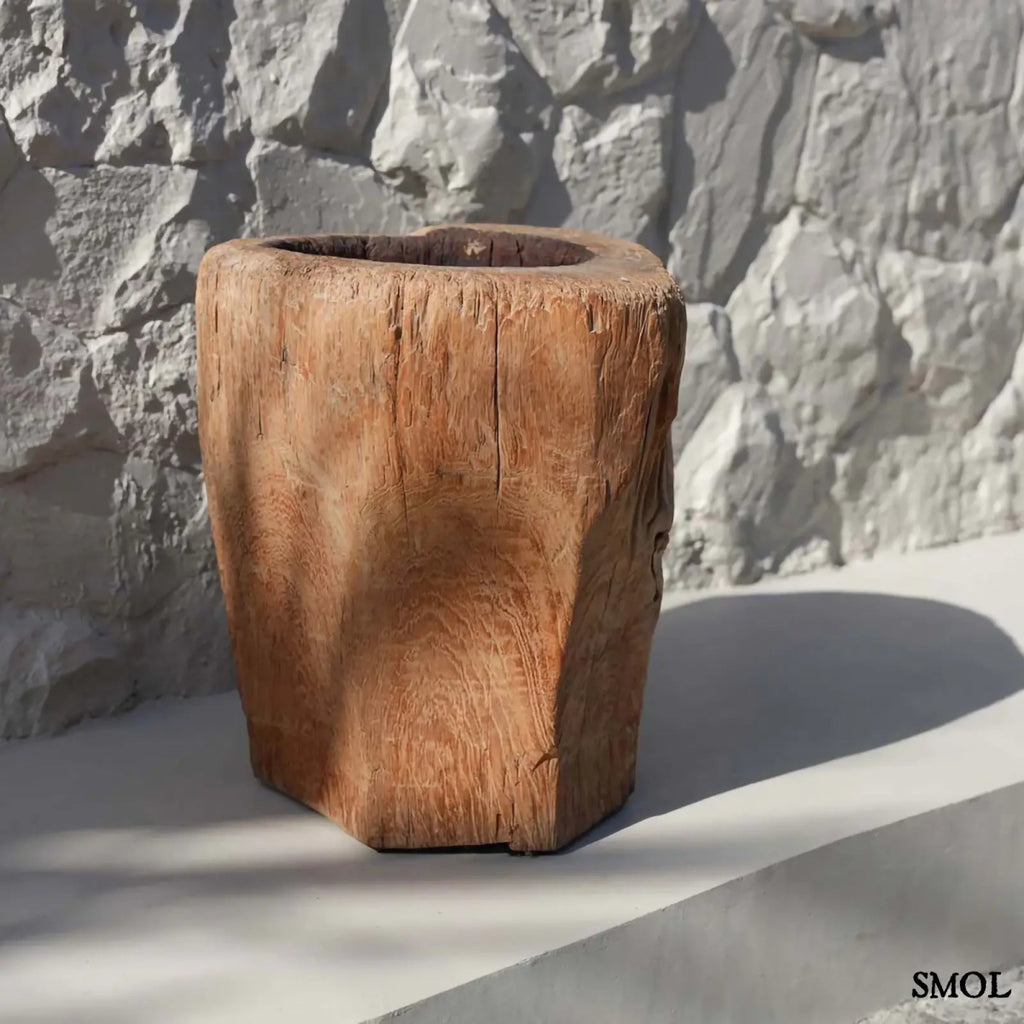 Rusztikus, masszív fatörzs Gyertyatartó (TRUNK) natúr fa kaspóból. XXL méretű, egyedi, sárga viasszal részben töltve, oldalról