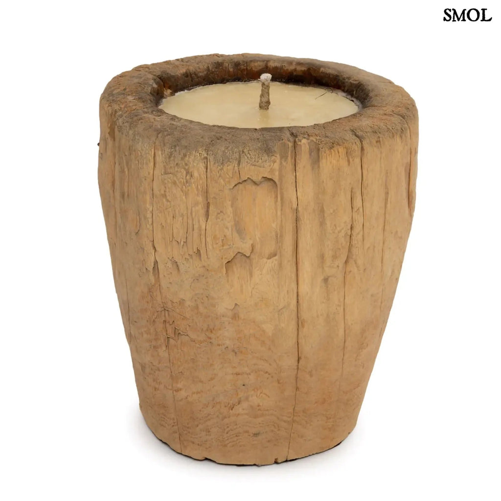 Rusztikus, masszív fatörzs Gyertyatartó (TRUNK) natúr fa kaspóból. XXL méretű, egyedi, sárga viasszal részben töltve, fehér háttérrel