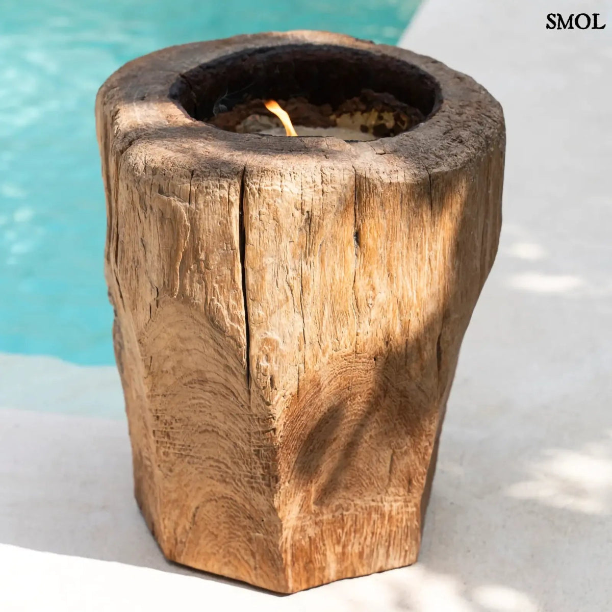 Rusztikus, masszív fatörzs Gyertyatartó (TRUNK) natúr fa kaspóból. XXL méretű, egyedi, sárga viasszal részben töltve égve, medence mellett