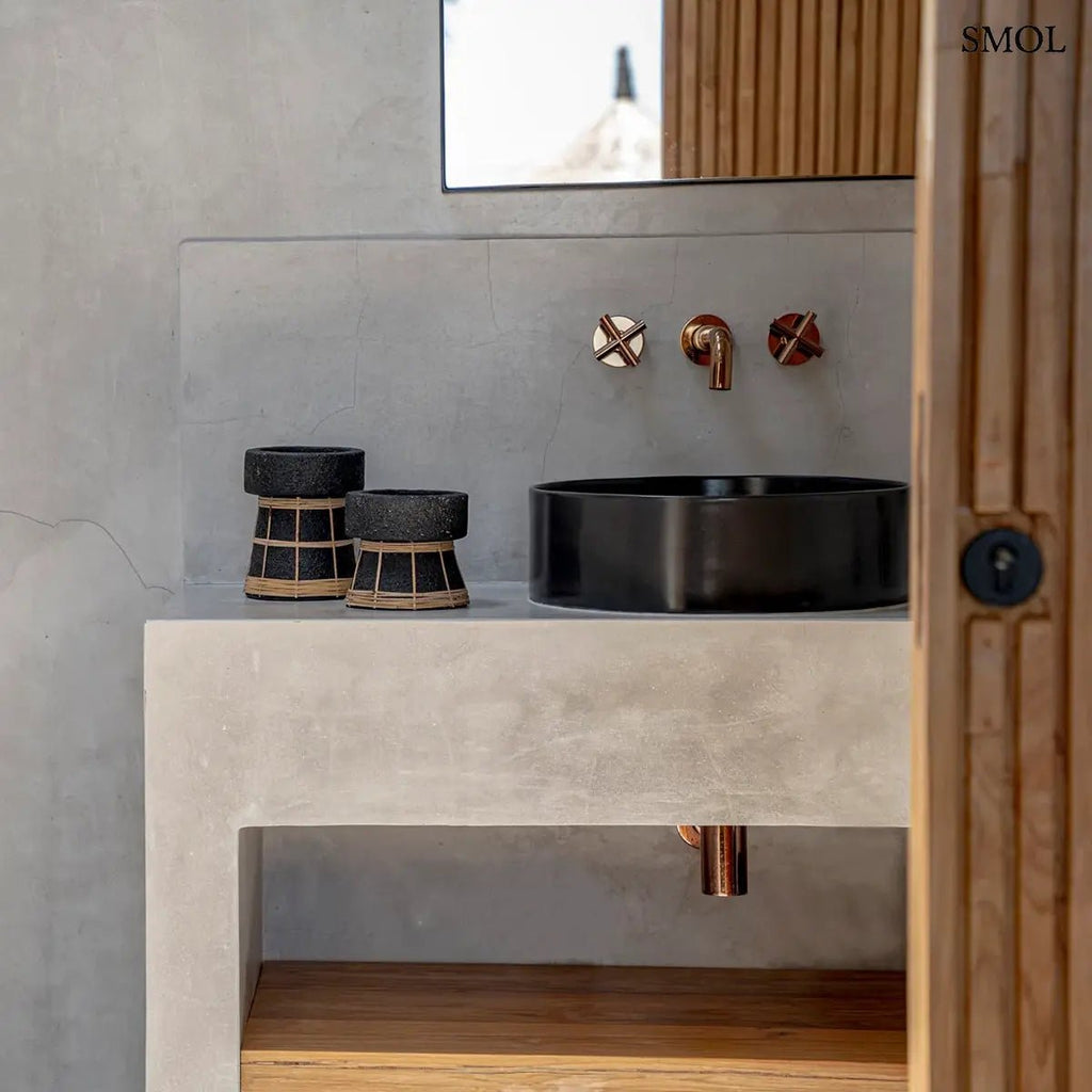 Fekete terracotta gyertyatartó kézzel font natúr rattan díszítéssel, M-es méretben, fürdőszobában, mosó mellett, két méretben