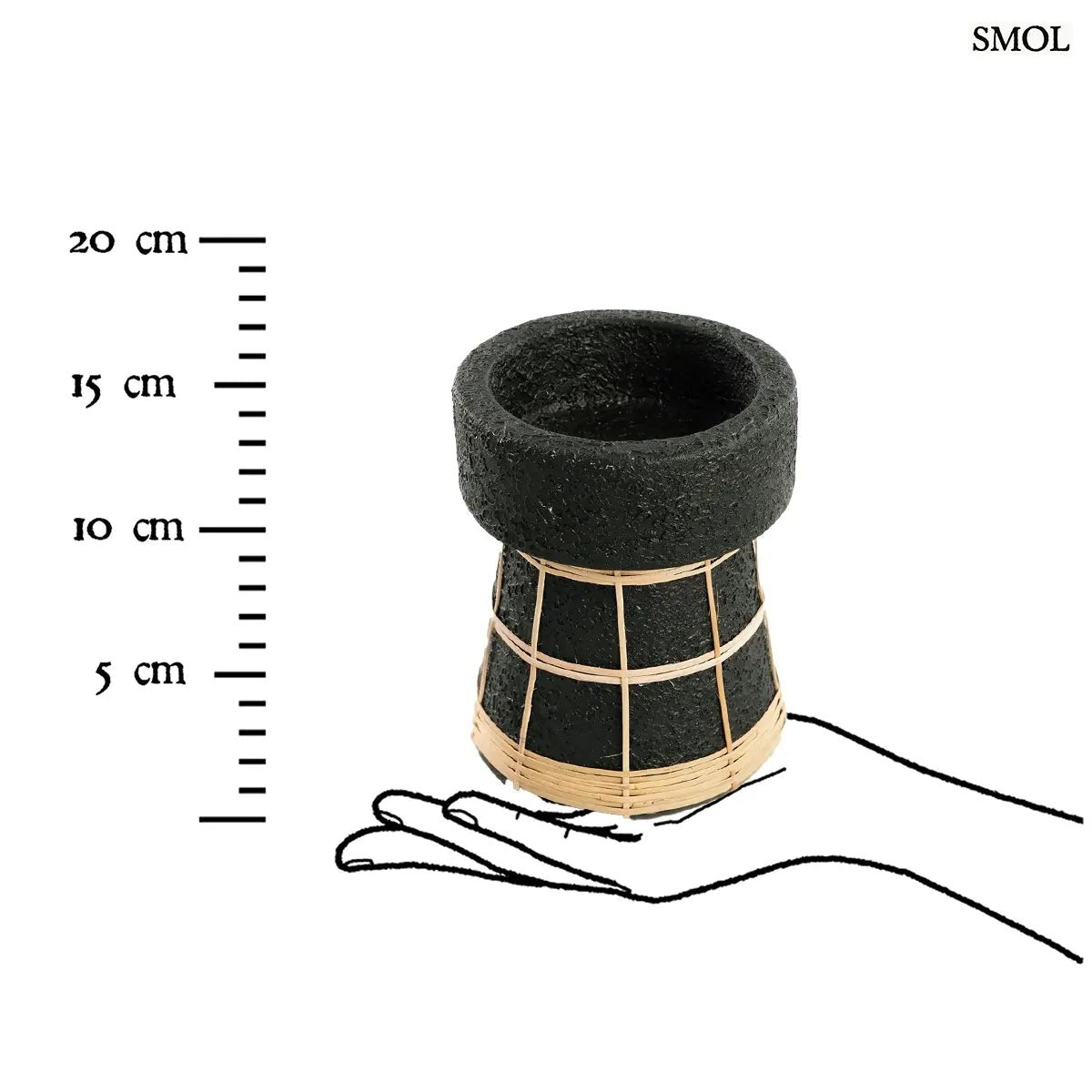 Fekete terracotta gyertyatartó kézzel font natúr rattan díszítéssel, M-es méretben, méretarányosan