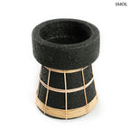 Fekete terracotta gyertyatartó kézzel font natúr rattan díszítéssel, M-es méretben, fehér háttérrel