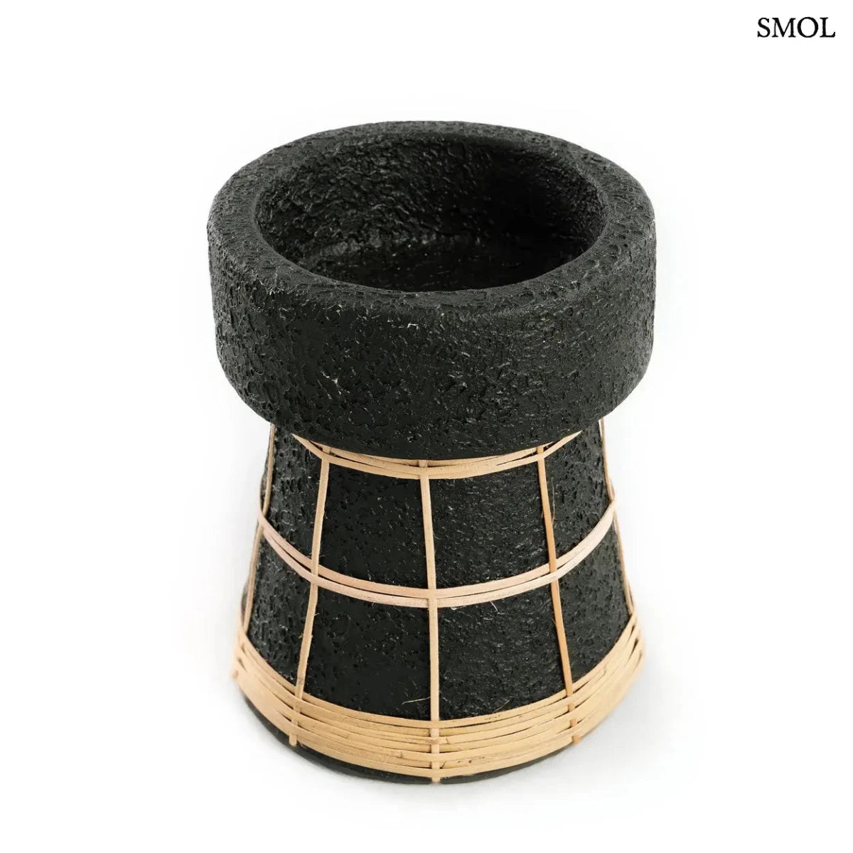 Fekete terracotta gyertyatartó kézzel font natúr rattan díszítéssel, M-es méretben, fehér háttérrel