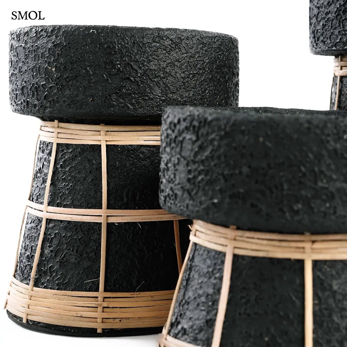 Fekete terracotta gyertyatartó kézzel font natúr rattan díszítéssel, M-es méretben, oldalról nagyítva