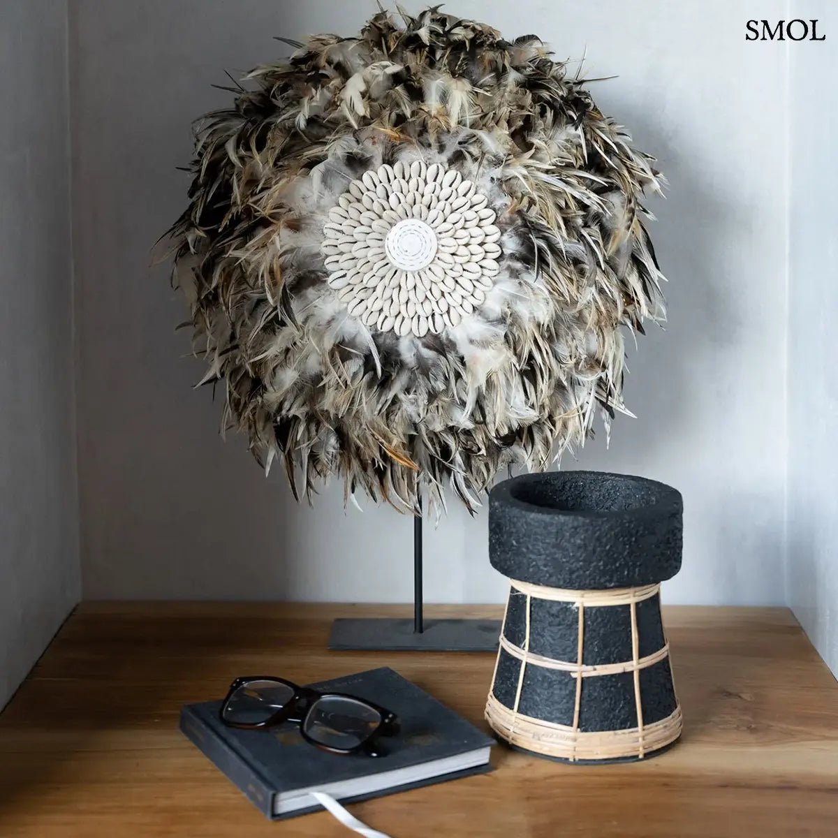 Fekete terracotta gyertyatartó kézzel font natúr rattan díszítéssel, M-es méretben, könyvvel, és szemüveggel