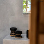 Fekete terracotta gyertyatartó kézzel font natúr rattan díszítéssel, M-es méretben, fürdőszobában