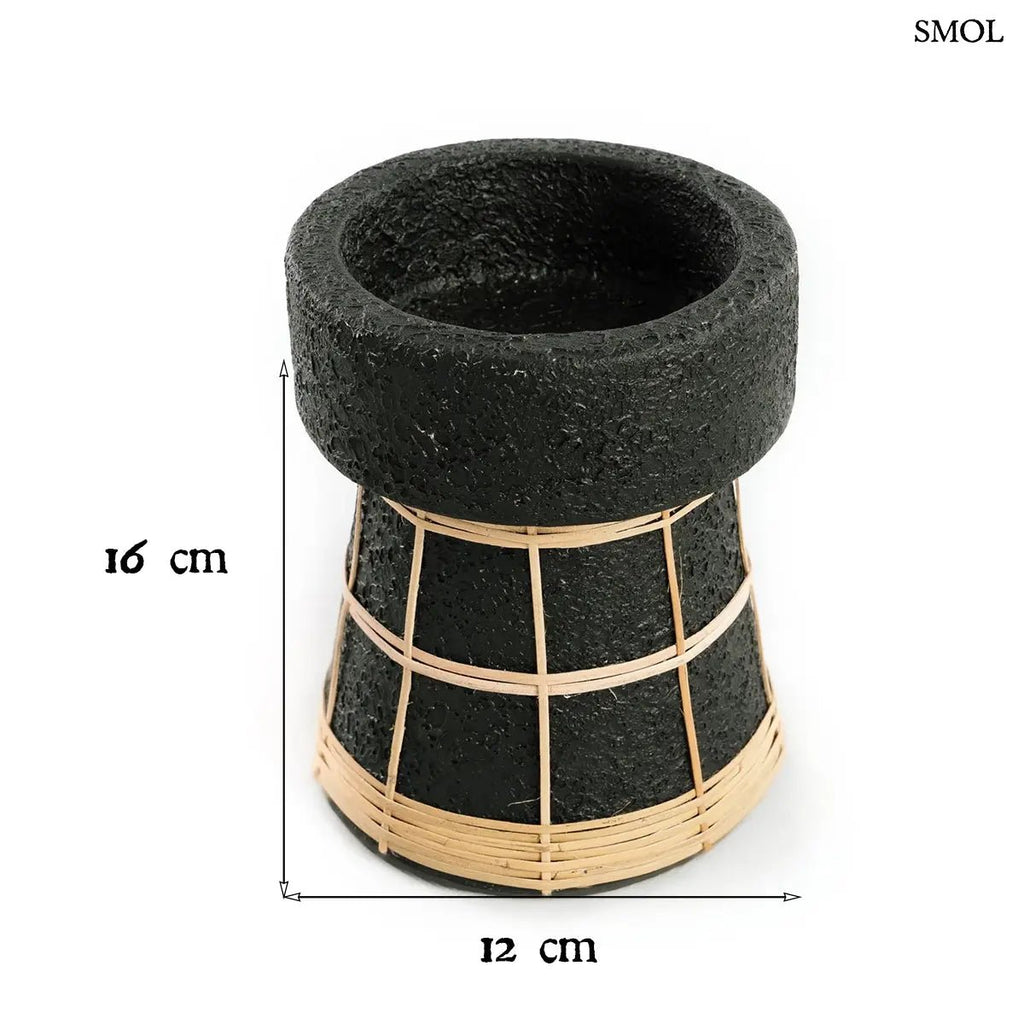 Fekete terracotta gyertyatartó kézzel font natúr rattan díszítéssel, M-es méretben, méretekkel