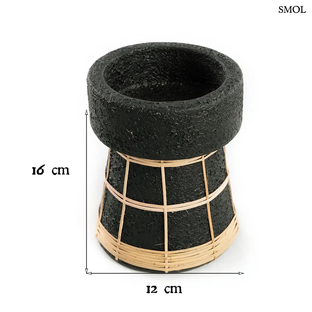 Fekete terracotta gyertyatartó kézzel font natúr rattan díszítéssel, M-es méretben, méretekkel