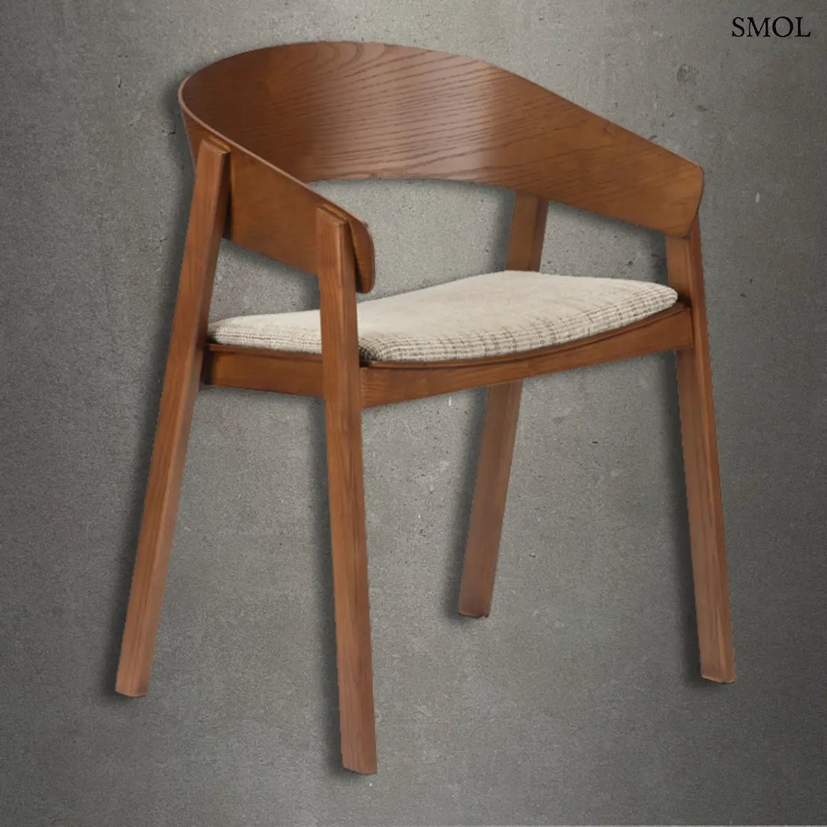 Minimalista EDO japán stílusú karosszék sötétbarna kőrisfából, szürke szövetkárpittal és íves háttámlával, szürke háttérrel