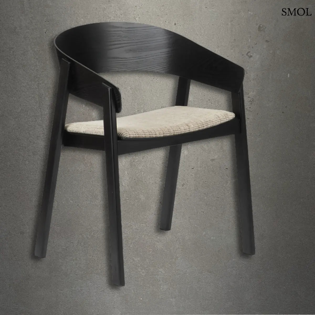 Modern, fekete fából készült japán karosszék világosszürke kárpitozott ülőfelülettel, ívelt háttámlával, minimál stílusú beton háttér előtt.