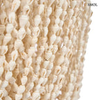 Háromszintes, vízesés formájú kézműves függőlámpa fehér tengeri kagylókból, természetes textúrával és fém vázzal, kagylók nagyítva