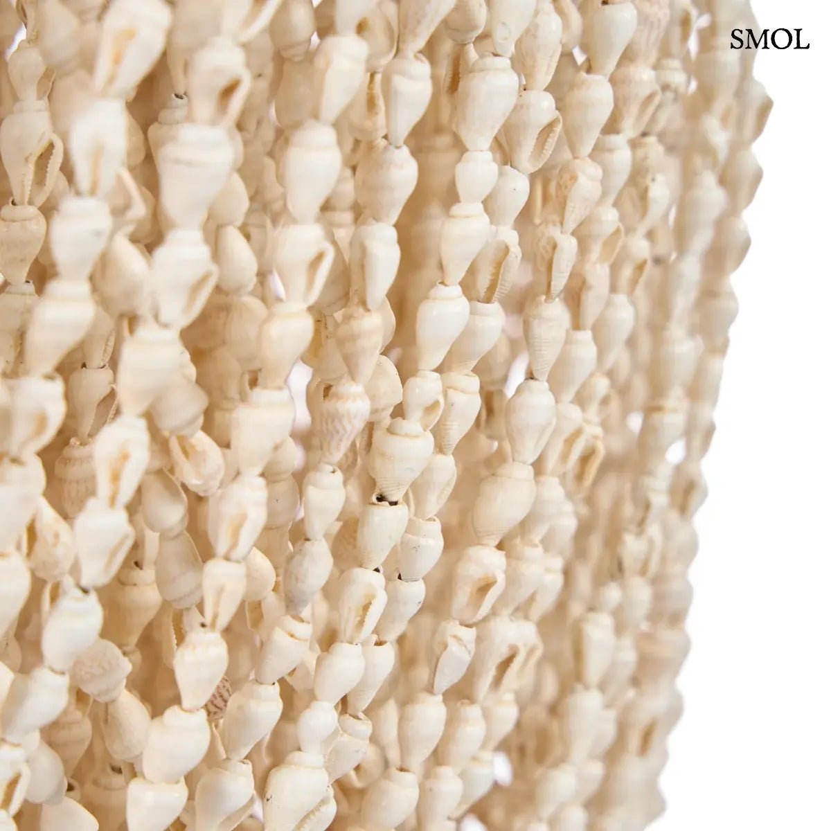 Háromszintes, vízesés formájú kézműves függőlámpa fehér tengeri kagylókból, természetes textúrával és fém vázzal, kagylók nagyítva