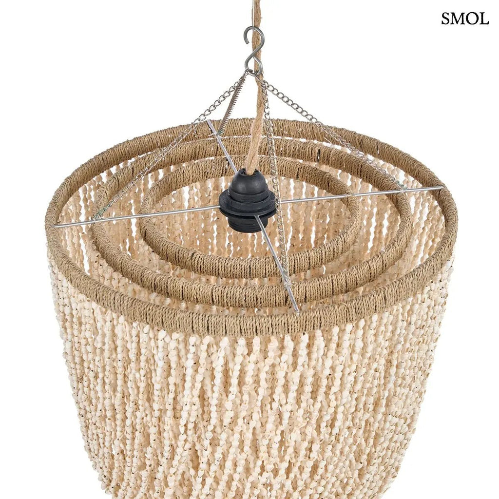 Háromszintes, vízesés formájú kézműves függőlámpa fehér tengeri kagylókból, természetes textúrával és fém vázzal, felülről