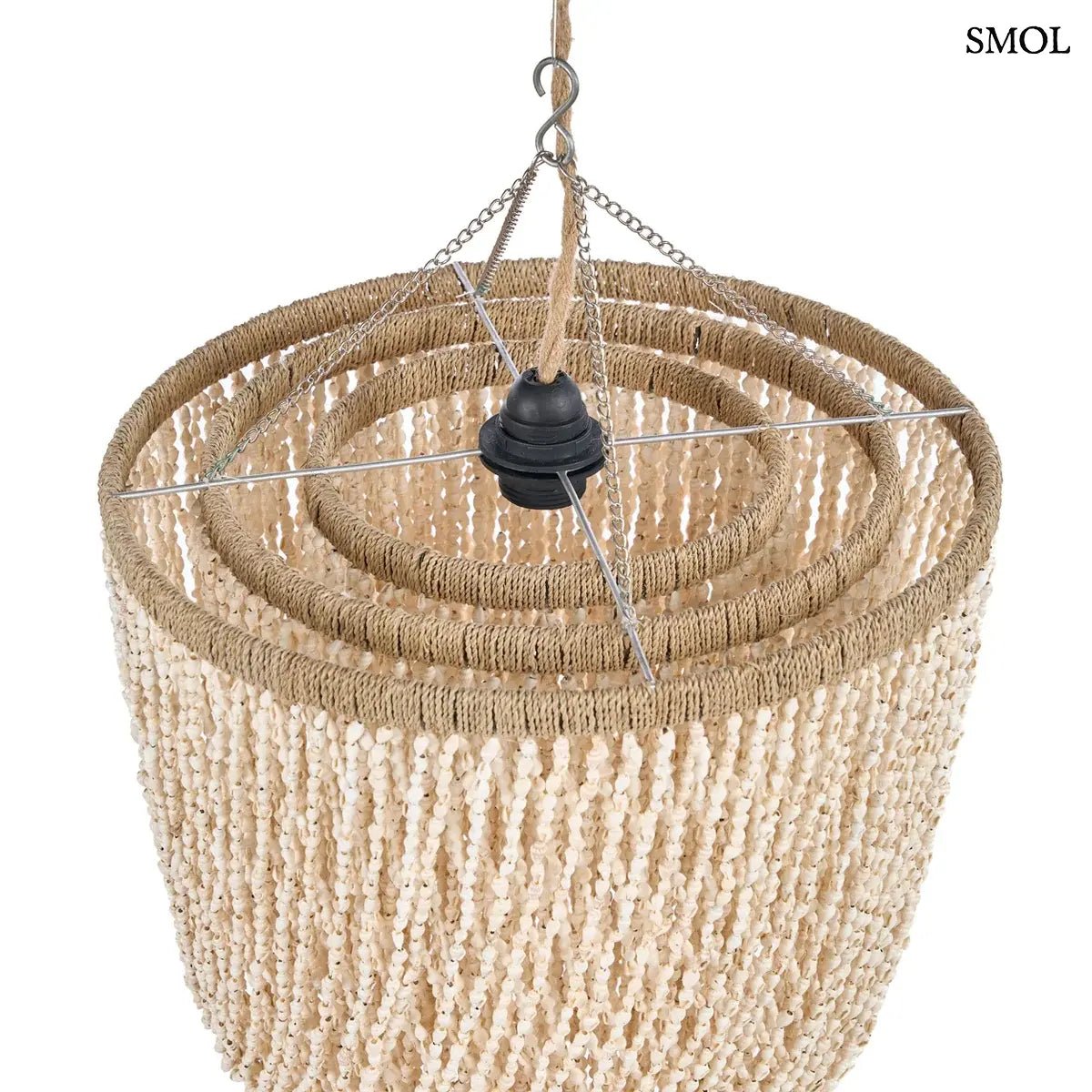 Háromszintes, vízesés formájú kézműves függőlámpa fehér tengeri kagylókból, természetes textúrával és fém vázzal, felülről