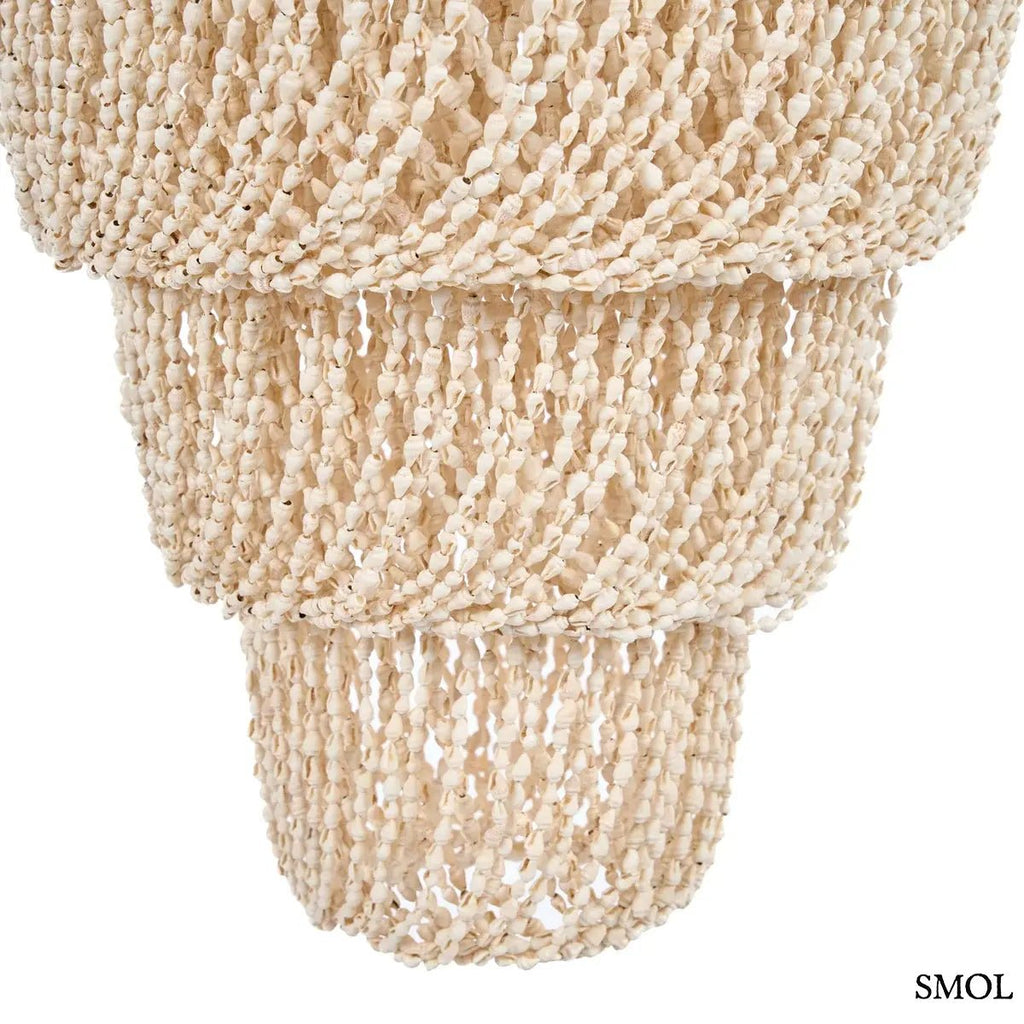 Háromszintes, vízesés formájú kézműves függőlámpa fehér tengeri kagylókból, természetes textúrával és fém vázzal,  alsó rész nagyítva