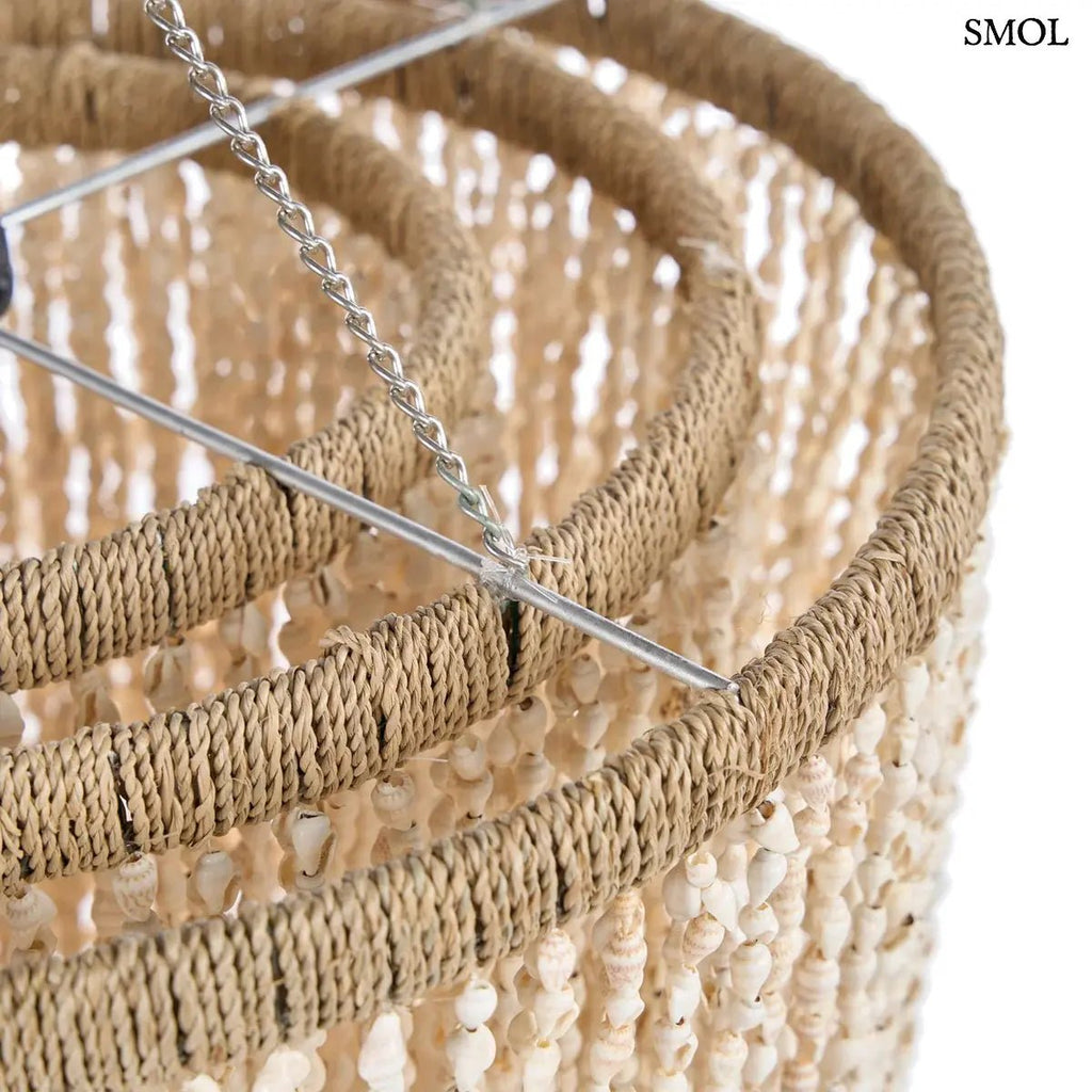 Háromszintes, vízesés formájú kézműves függőlámpa fehér tengeri kagylókból, természetes textúrával és fém vázzal, felfüggesztés nagyítva