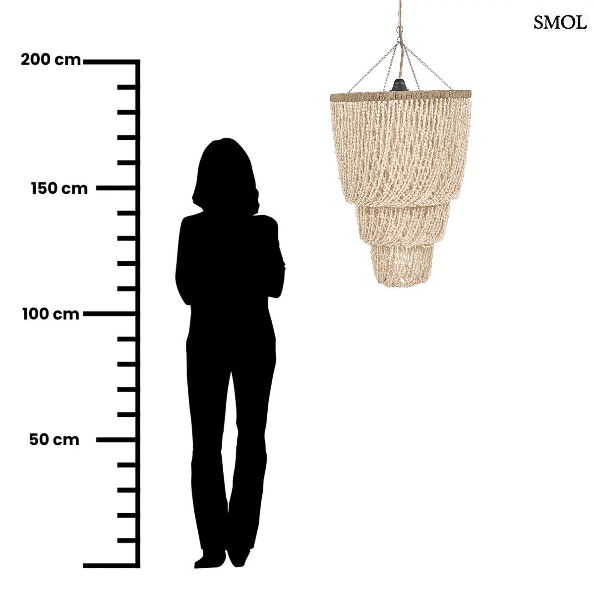 Háromszintes, vízesés formájú kézműves függőlámpa fehér tengeri kagylókból, természetes textúrával és fém vázzal, méretarányosan